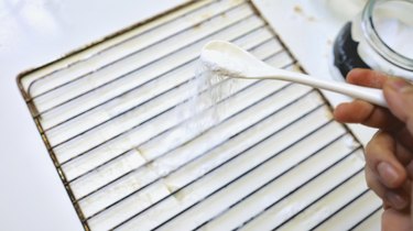 Cleaning oven racks with vinegar and baking soda