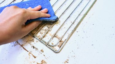 Cleaning oven racks with vinegar and baking soda