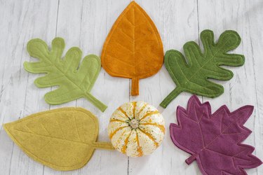 This colorful DIY felt fall leaves table runner is easy to make, will brighten up your fall table and make all your meals feel special.