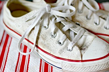 how to clean canvas shoes