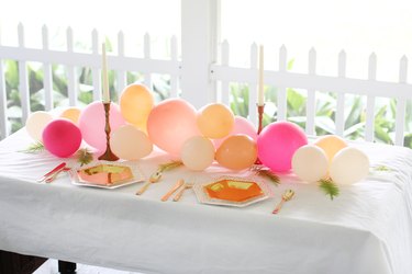 diy balloon table runner