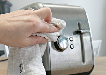 the easy way to clean a toaster