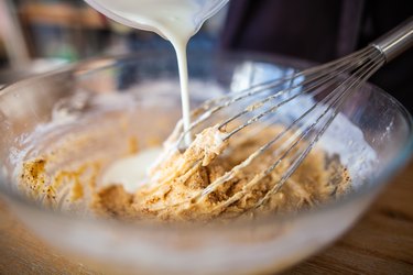 Pâtisserie : Mélanger une préparation à gâteau